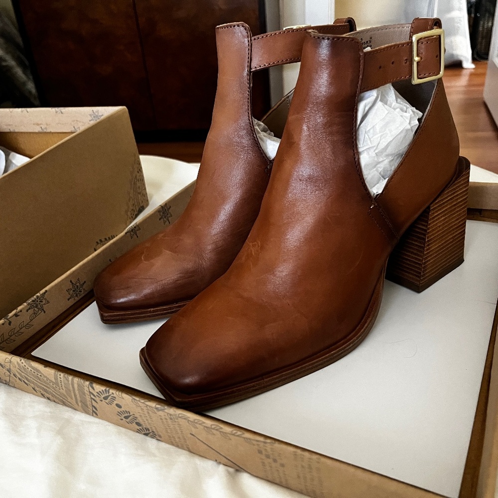 Brady Buckle Showboat in Cognac